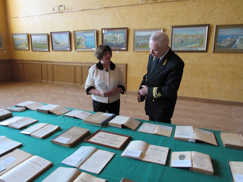 На Международной научно-практической конференции «Макаровские чтения – 2017» была организована выставка редких книг из фонда «Морское наследие» Библиотечного комплекса Университета